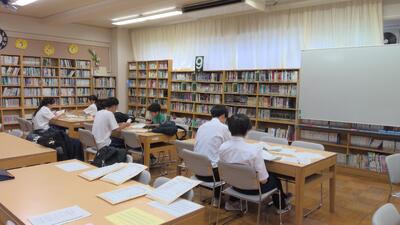 放課後、開票作業を行う選挙管理委員会