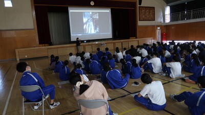 斜めの画像を皆、頭を傾けて見ています。